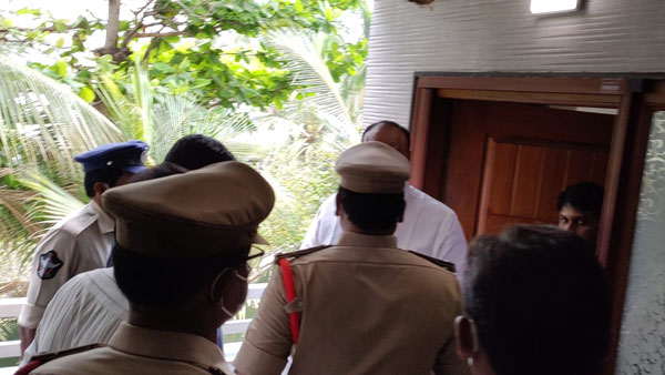 ప్రజల్లోకి వెళ్లి నిరసన తెలుపకుండా పోలీసులు అడ్డుకుంటున్నారు: అచ్చెన్నాయుడు