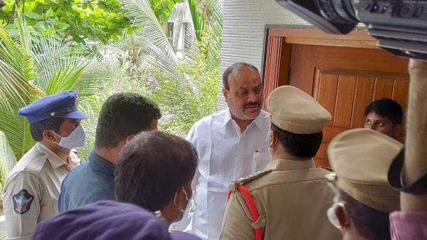 విజయవాడలో టీడీపీ నేతల హౌస్ అరెస్ట్ లు.. టెన్షన్ వాతావరణం