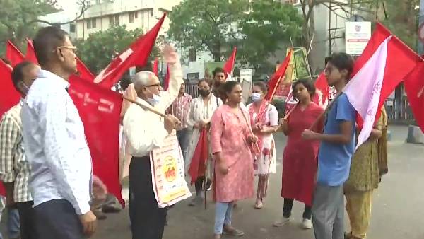 Two-day Bharat Bandh begins against central government policies, bank associations support Two-day Bharat Bandh begins against central government policies, bank associations support