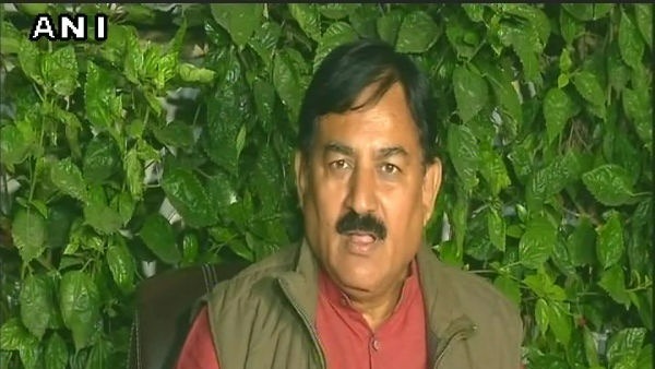 ఇంటి నుంచి బయటకు గెంటేశాడు