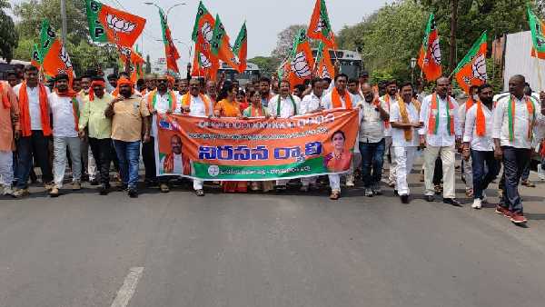 ఖైరతాబాద్ చౌరస్తాలో బీజేపీ ధర్నా.. అడ్డుకున్న పోలీసులు ఖైరతాబాద్ చౌరస్తాలో బీజేపీ ధర్నా.. అడ్డుకున్న పోలీసులు