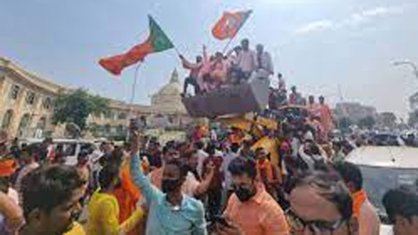 బుల్డోజర్లు ఎక్కి బీజేపీ కార్యకర్తల హంగామా