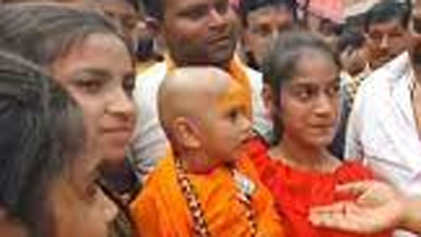 యోగీ వేషధారణలో చిన్నారులు.. ఫోటోలు వైరల్