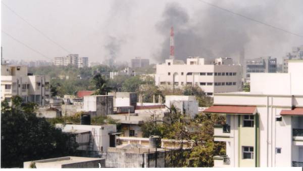 పరుగులు తీసిన స్థానికులు పరుగులు తీసిన స్థానికులు