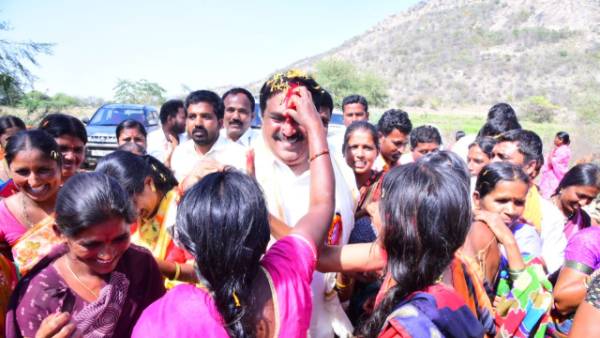 మహిళలతో కలిసి మంత్రి కోలాటం