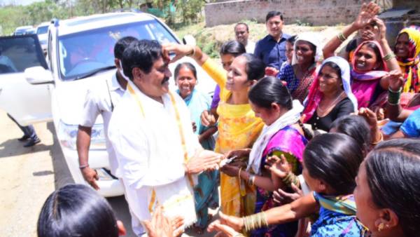 గిరిజన మహిళలతో హోలీ ఆడిన మంత్రి ఎర్రబెల్లి