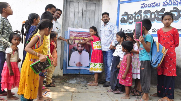 స్కూల్ తెరిపించిన కలెక్టర్ కు పాలాభిషేకం స్కూల్ తెరిపించిన కలెక్టర్ కు పాలాభిషేకం