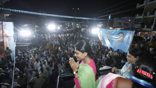  గ‌డ‌ప గ‌డ‌ప‌కూ ప‌ల‌క‌రింపు..ప్ర‌జాప్ర‌స్థానం పాద‌యాత్ర‌లో వైయ‌స్ ష‌ర్మిళ