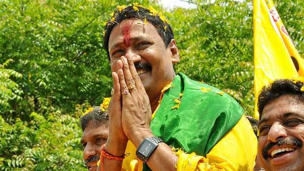 గద్దె రామ్మోహన్ ఇంటివద్ద పోలీసులు,... ఆందోళన చేసిన టీడీపీ శ్రేణులు