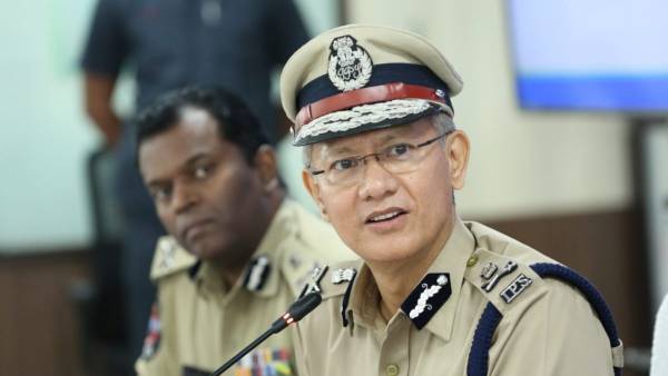 రాజకీయంగా విమర్శలకు కేంద్రంగా రాజకీయంగా విమర్శలకు కేంద్రంగా