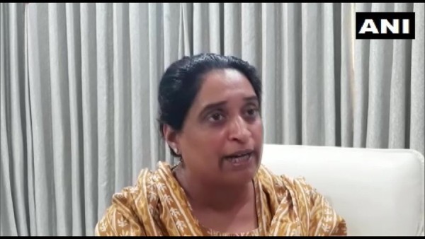 బాంబు పేల్చిన కేంద్ర మాజీ మంత్రి భార్య