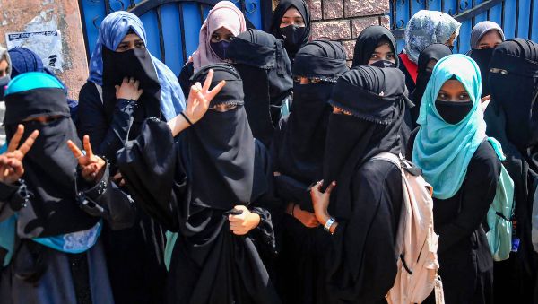 పరీక్షలు రాయడానికి వెళ్లిన అమ్మాయిలు