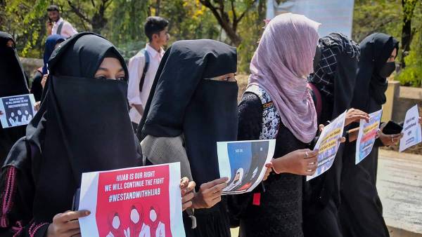 వెనక్కి పంపించిన అధికారులు వెనక్కి పంపించిన అధికారులు