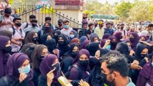 హిజాబ్ లు వేసుకుని పరీక్షలు రాసిన వీడియో వైరల్ హిజాబ్ లు వేసుకుని పరీక్షలు రాసిన వీడియో వైరల్