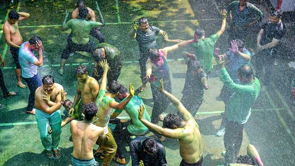 హోలీ రోజు రచ్చరచ్చ