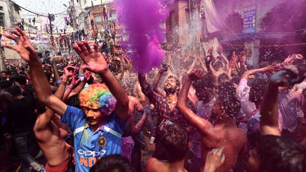 ఒకే ప్రాంతంలో స్నేహితులు నివాసం