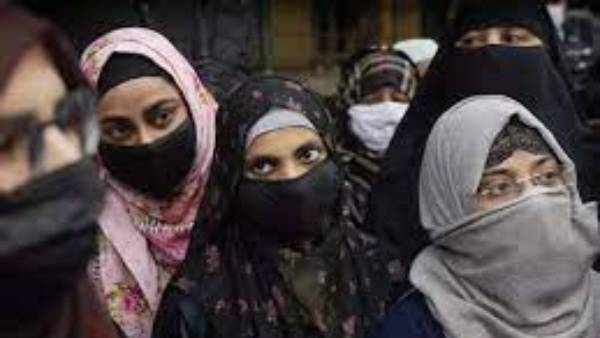  హిందూ దేవాలయాల షాపుల్లో వ్యాపారం చేస్తున్న ముస్లీంలు