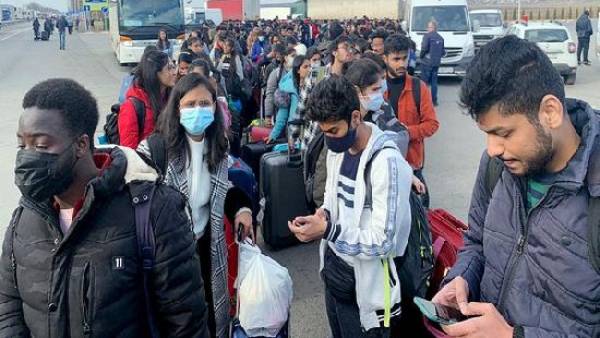 Russia-Ukraine: 4,000 students remain in bomb shelters, As Indian govt issues urgent advisories to leave Kharkiv Russia-Ukraine: 4,000 students remain in bomb shelters, As Indian govt issues urgent advisories to leave Kharkiv