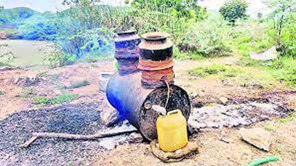 ఏపీలో మద్యం విధానంలో రేట్లు పెంచటంతో రెచ్చిపోతున్న నాటుసారా మాఫియా