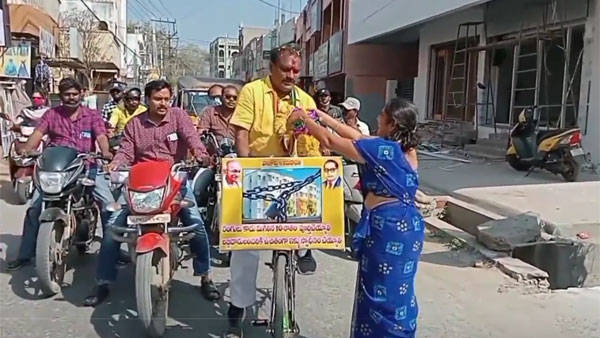 చంద్రబాబు కట్టిన ఇళ్ళకు జగన్ పార్టీ రంగులు అవసరమా? చంద్రబాబు కట్టిన ఇళ్ళకు జగన్ పార్టీ రంగులు అవసరమా?