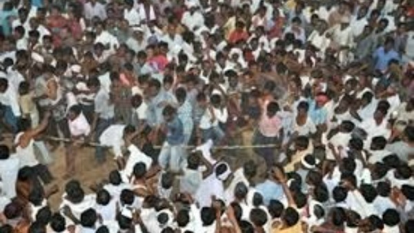 కొట్టుకుని గాయాలైనా సరే ఆట ఆడాల్సిందే కొట్టుకుని గాయాలైనా సరే ఆట ఆడాల్సిందే
