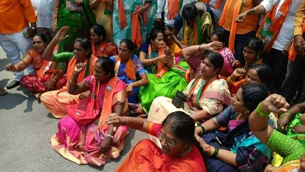 పోలీసుల లాఠీ చార్జ్ లో మహిళా నేతకు గాయాలు పోలీసుల లాఠీ చార్జ్ లో మహిళా నేతకు గాయాలు