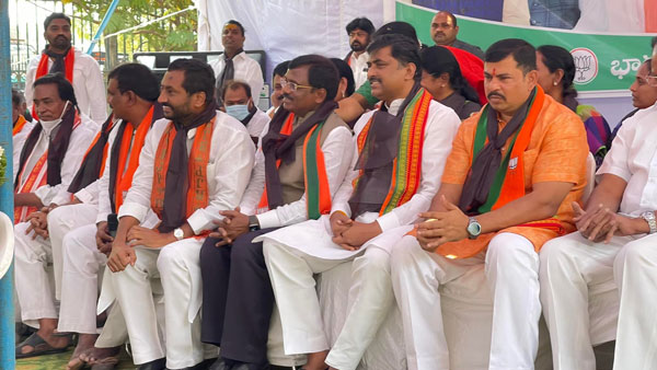 కాంగ్రెస్, టీఆర్ఎస్ ఒకే నాణేనికి బొమ్మా బొరుసు: రఘునందన్ రావు కాంగ్రెస్, టీఆర్ఎస్ ఒకే నాణేనికి బొమ్మా బొరుసు: రఘునందన్ రావు