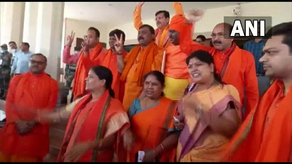 BJP MLAs arrive at the Jharkhand assembly in Ranchi in saffron attire, following the partys victory BJP MLAs arrive at the Jharkhand assembly in Ranchi in saffron attire, following the partys victory