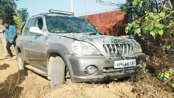 స్కార్పియోలో రక్తపు మడుగులో రియల్టర్ మృతదేహం