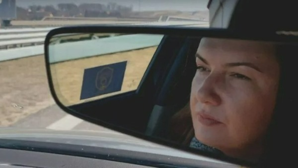 తెలియని వారి చెంతకు అమ్మాయిలు తెలియని వారి చెంతకు అమ్మాయిలు