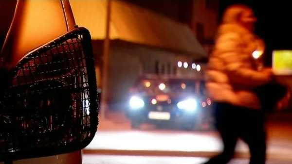 కేటుగాళ్ల నుంచి తప్పించుకున్న మహిళ కేటుగాళ్ల నుంచి తప్పించుకున్న మహిళ