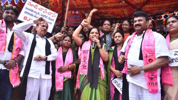 మంత్రుల నిరసన...