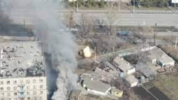 ఆక‌లితో అల‌మ‌టిస్తున్న పౌరులు