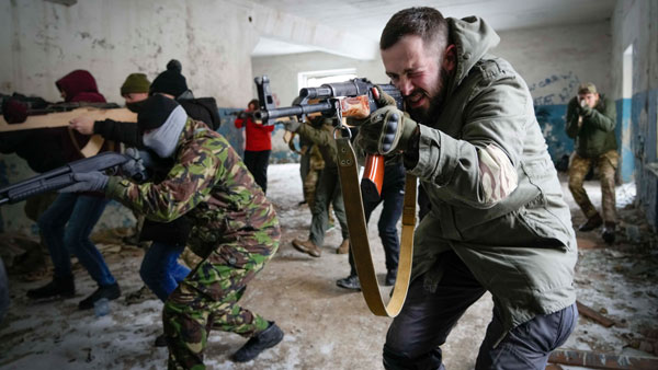 ఉక్రెయిన్ సైన్యంలో చేరిన యువకుడు