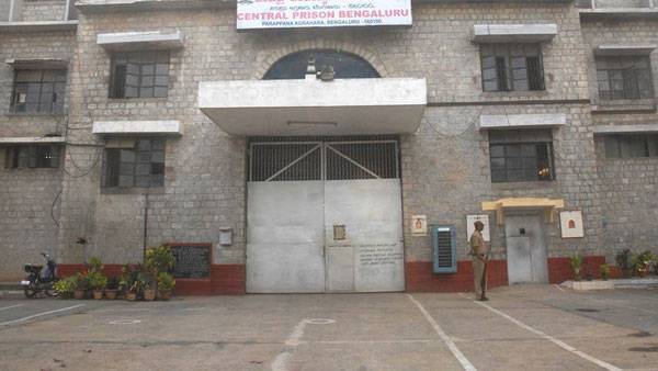 హైకోర్టును ఆశ్రయించిన అధికారులు హైకోర్టును ఆశ్రయించిన అధికారులు