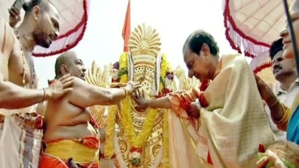  స్వామివారి పల్లకి మోసి శోభాయాత్రలో కేసీఆర్ 