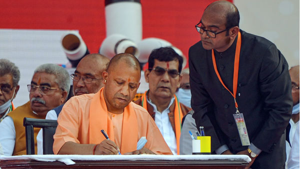 చరిత్ర తిరగరాసిన యోగి చరిత్ర తిరగరాసిన యోగి