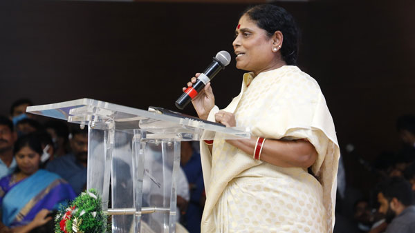 విజయమ్మకు అండగా ఉన్నాం..