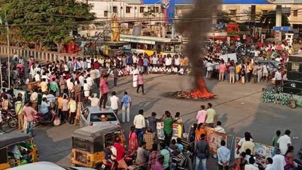పిన్నెల్లికి మంత్రివర్గంలో చోటు దక్కలేదని నిరసన పిన్నెల్లికి మంత్రివర్గంలో చోటు దక్కలేదని నిరసన