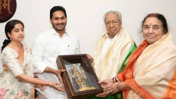 గవర్నర్ దంపతులను సత్కరించిన సీఎం దంపతులు