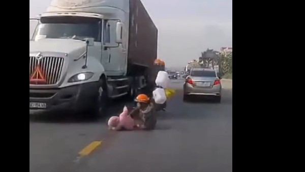 రెప్పపాటులో ప్రమాదం నుంచి సేవ్