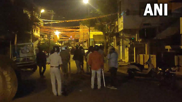 Karnataka: 4 policemen including one inspector injured in the stone-pelting incident at Hubli Karnataka: 4 policemen including one inspector injured in the stone-pelting incident at Hubli