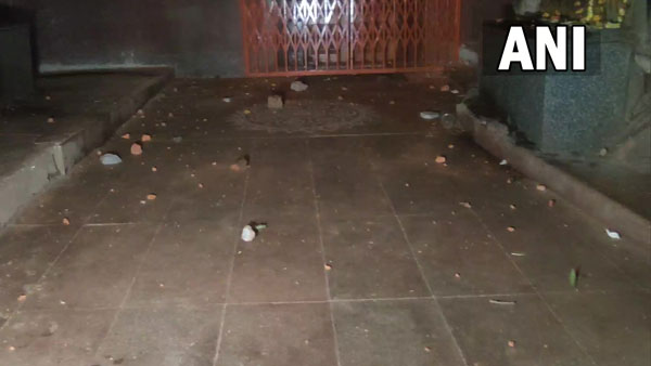 Karnataka: 4 policemen including one inspector injured in the stone-pelting incident at Hubli Karnataka: 4 policemen including one inspector injured in the stone-pelting incident at Hubli