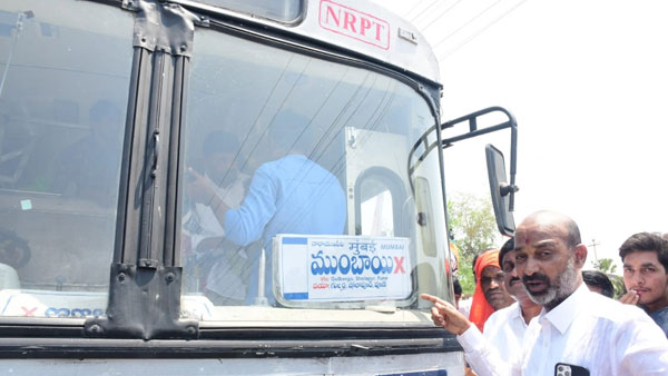 ముంబైకి వెళ్లే బస్సులో ప్రజలతో బండి సంజయ్