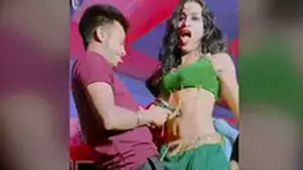 డ్యాన్స్ చేస్తుండగా.. గన్ తీసుకొచ్చి డ్యాన్స్ చేస్తుండగా.. గన్ తీసుకొచ్చి