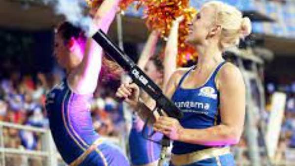 ఛీర్ గల్స్ లేకపోవడంతో ముంబాయి జట్టు నిరాశ.. అందుకే వరుస ఓటములంటున్న క్రీడా విశ్లేషకులు ఛీర్ గల్స్ లేకపోవడంతో ముంబాయి జట్టు నిరాశ.. అందుకే వరుస ఓటములంటున్న క్రీడా విశ్లేషకులు