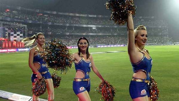 ఛీర్ గల్స్ విన్యాసాలు లేవు.. ముంబాయి బ్యాట్స్ మెన్ మెరుపులు లేవు ఛీర్ గల్స్ విన్యాసాలు లేవు.. ముంబాయి బ్యాట్స్ మెన్ మెరుపులు లేవు