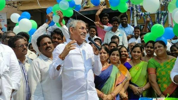 పాత్రికేయులకు మంత్రి షాకింగ్ సలహా పాత్రికేయులకు మంత్రి షాకింగ్ సలహా