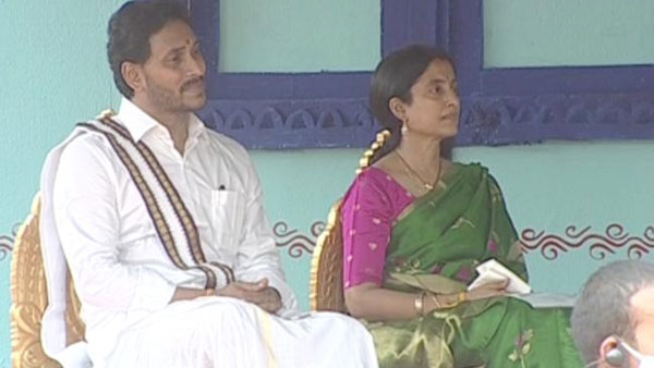 ఉగాది వేడుకలలో సాంప్రదాయ వస్త్ర ధారణలో సీఎం జగన్ దంపతులు ఉగాది వేడుకలలో సాంప్రదాయ వస్త్ర ధారణలో సీఎం జగన్ దంపతులు