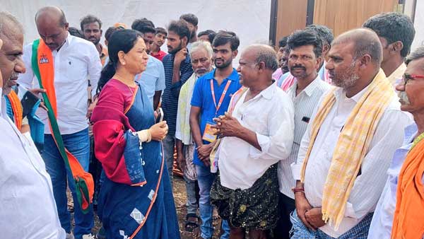 టీఆర్ఎస్ నేతలు మద్యం తాగించి ఉసిగొల్పుతున్నారు: డీకే అరుణ